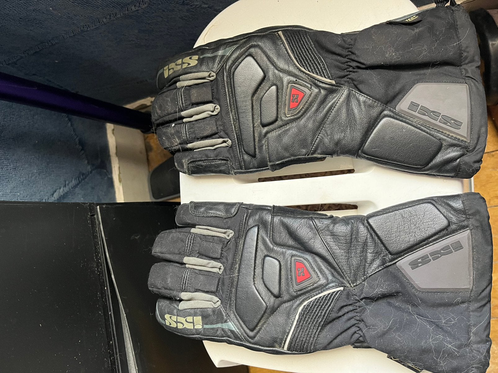 Gants de moto noirs, Enlèvement, Gants