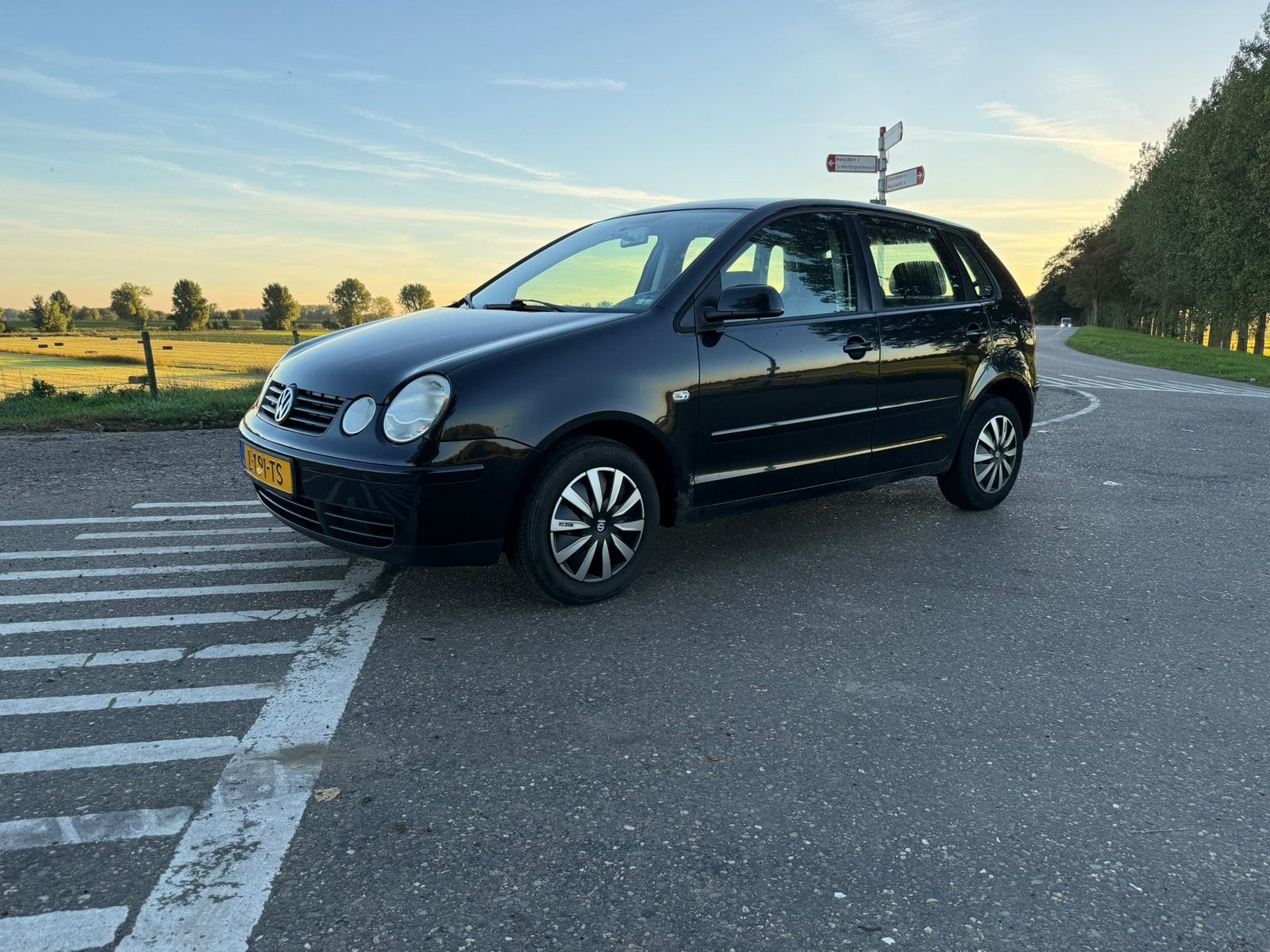 Vw Polo 1.4 16 V 5-Deurs airco weinig km dealer onderhouden, Auto's, Voorwielaandrijving, Stof, Zwart, 4 cilinders