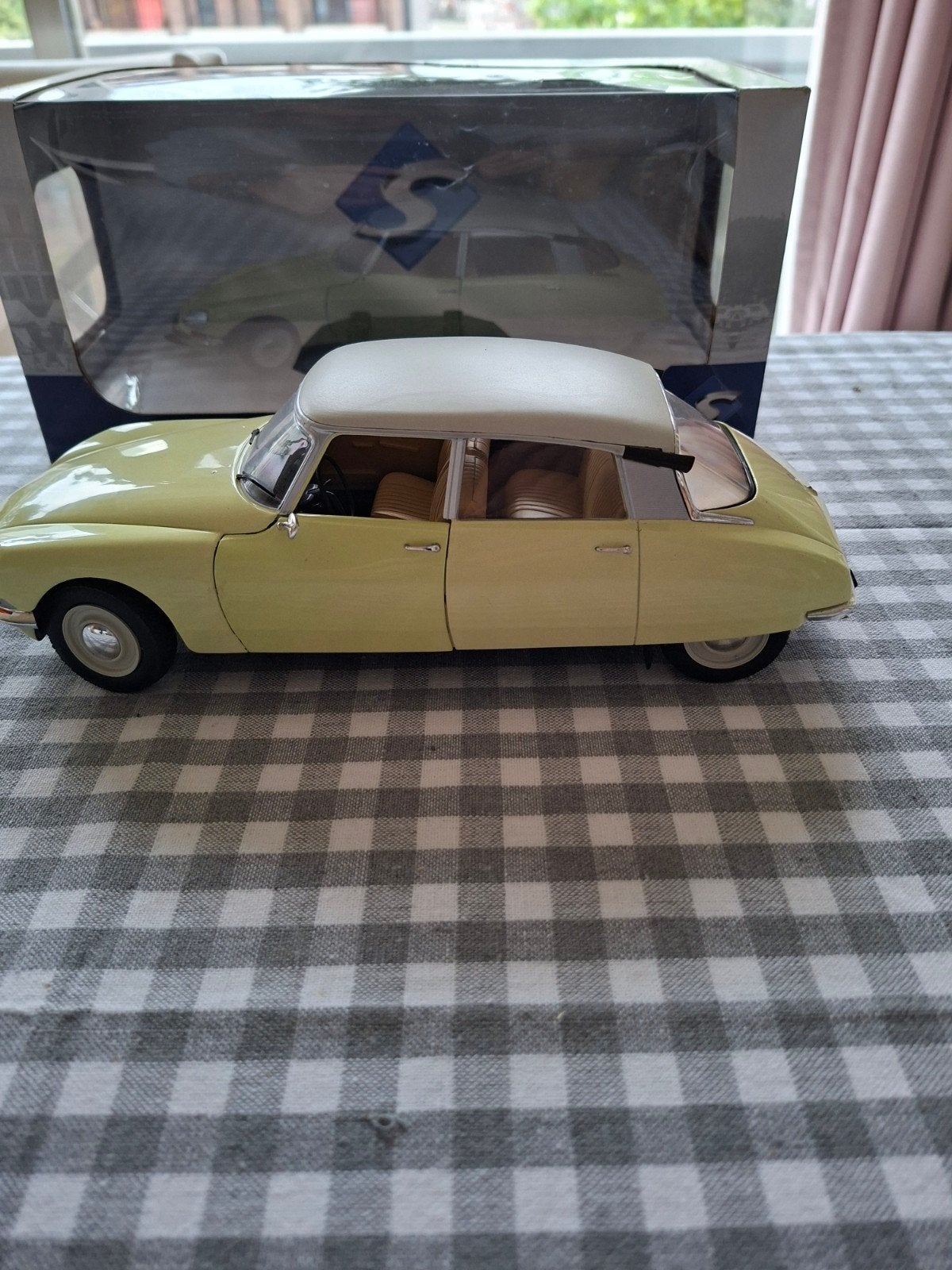 Citroën DS 1/18, Ophalen, Solido