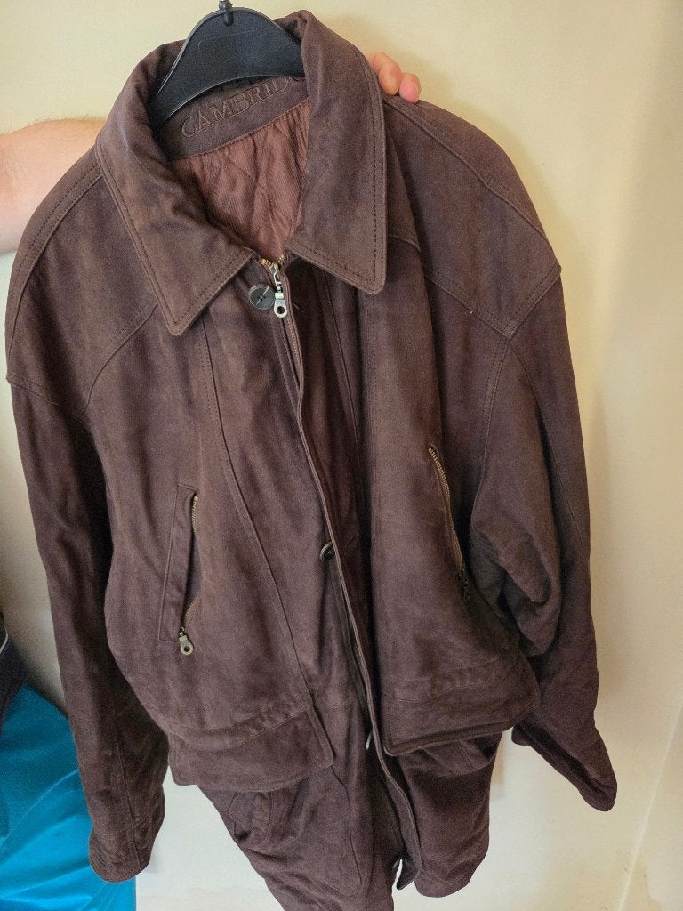 herenjas in (imitatie)daim merk Cambridge maat L, Kleding | Heren, Ophalen, Maat 52/54 (L), Bruin, Cambridge