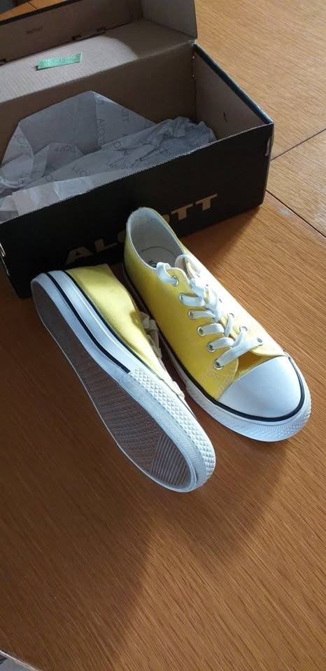 Gele stoffen schoenen - maat 38, Kleding | Dames, Geel, Overige typen, Ophalen of Verzenden, Zo goed als nieuw