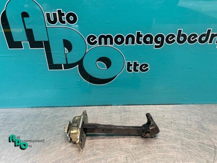 Butée 4portes arrière gauche d'un Toyota Yaris Verso (Yari, -, 3 mois de garantie, Toyota, Utilisé