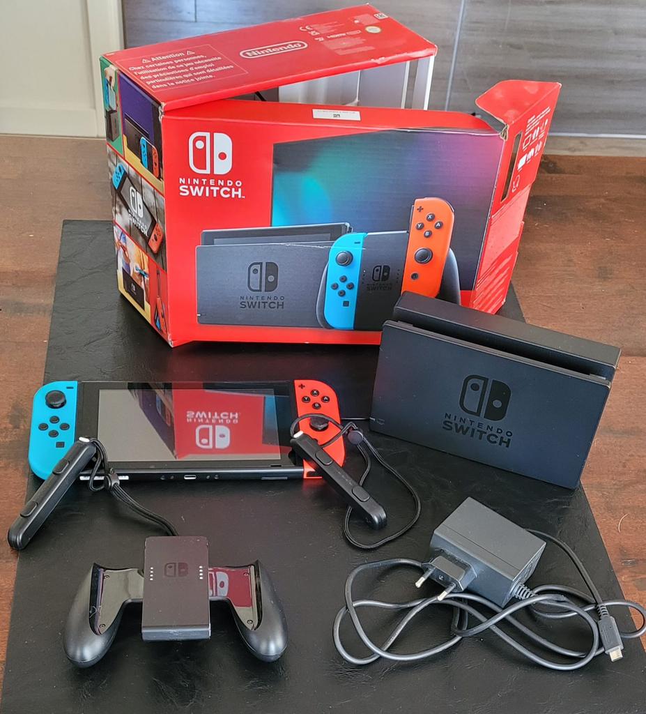 Nintendo Switch + game & two Joy-con steering wheel, Games en Spelcomputers, Ophalen, Zo goed als nieuw, Met 2 controllers, Switch Original
