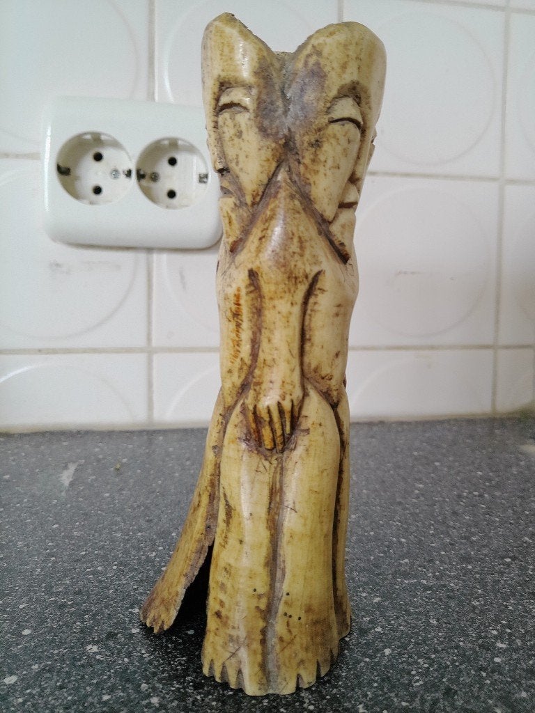Statue Africaine cérémonielle en os trois têtes 16cm Congo, Antiquités & Art, 16 cm, Sculpture, Afrique, Enlèvement ou Envoi