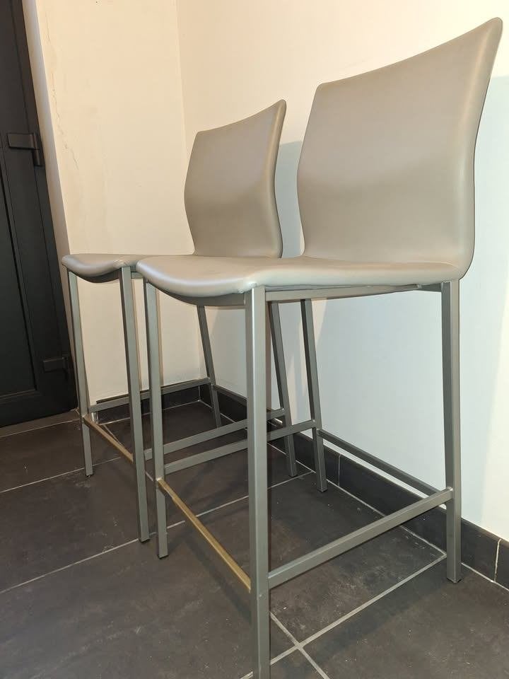 twee barstoelen met leuning, Ophalen, Met voetsteun, 60 tot 90 cm, Zo goed als nieuw