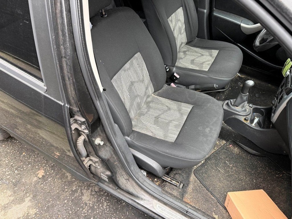 STOEL RECHTS VOOR Dacia Sandero I (BS) (01-2008/06-2013), Dacia, Gebruikt, Renault Deutschland AG, Peter-Huppertz-Straße 5
51063  Köln, DE