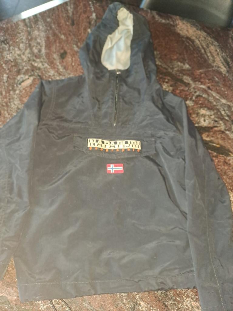 Jas Napapijri, Enlèvement, Manteau