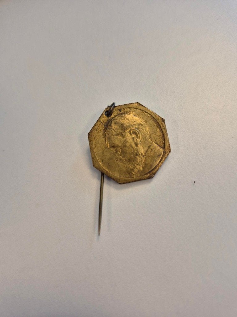 Vintage achthoekige speld afbeelding Pater Damiaan, Verzamelen, Ophalen, Gebruikt, Overige onderwerpen, Speldje of Pin