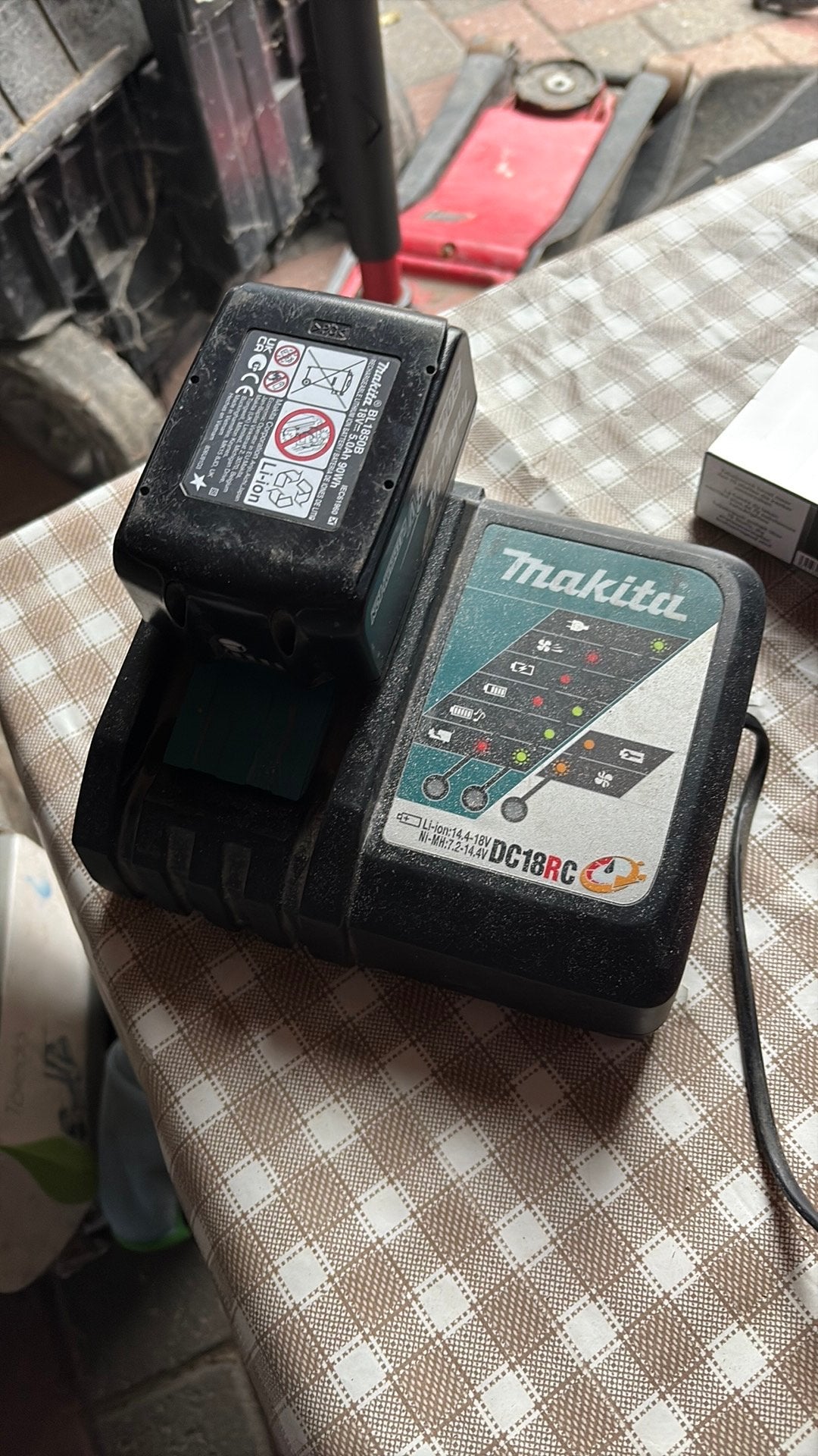Makita oplader + 1 batterij, Ophalen of Verzenden, Gebruikt