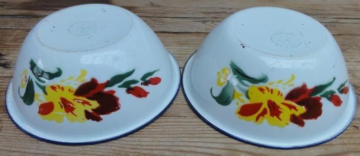 2 Wit emaille schaaltjes met rood en gele bloemen, Ophalen of Verzenden