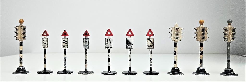 Dinky 10 Road Signs, Enlèvement ou Envoi, Utilisé, Autres types, Dinky Toys