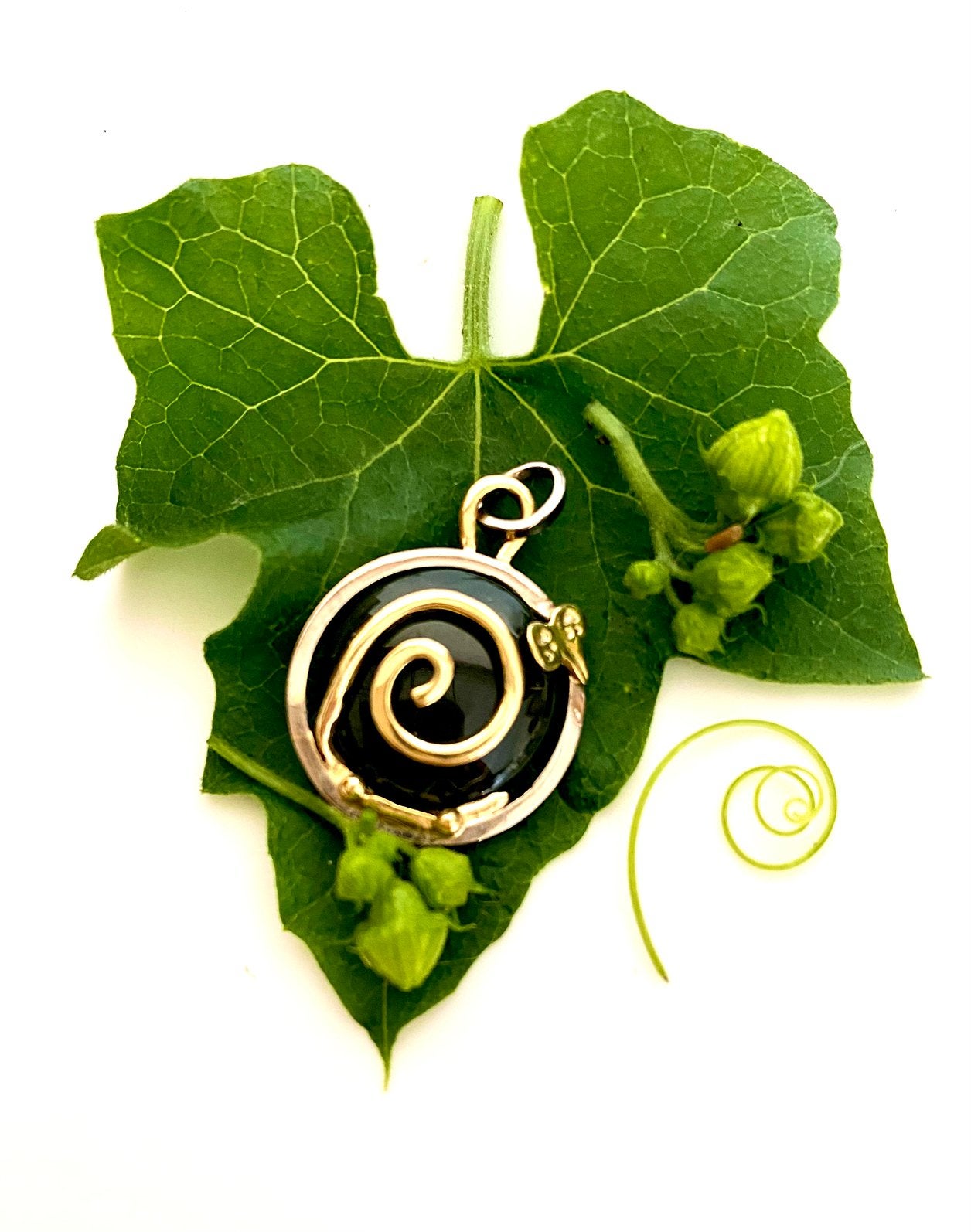 Pendentif en or bicolore 18 carats avec néphrite, Bijoux, Sacs & Beauté, Neuf, Enlèvement ou Envoi, Or, Avec pierre précieuse
