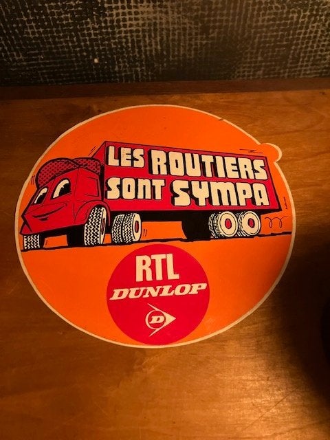 STICKER ZELFKLEVER LES ROUTIERS SONT SYMPA RTL DUNLOP, Verzamelen, Ophalen of Verzenden, Zo goed als nieuw, Auto of Motor