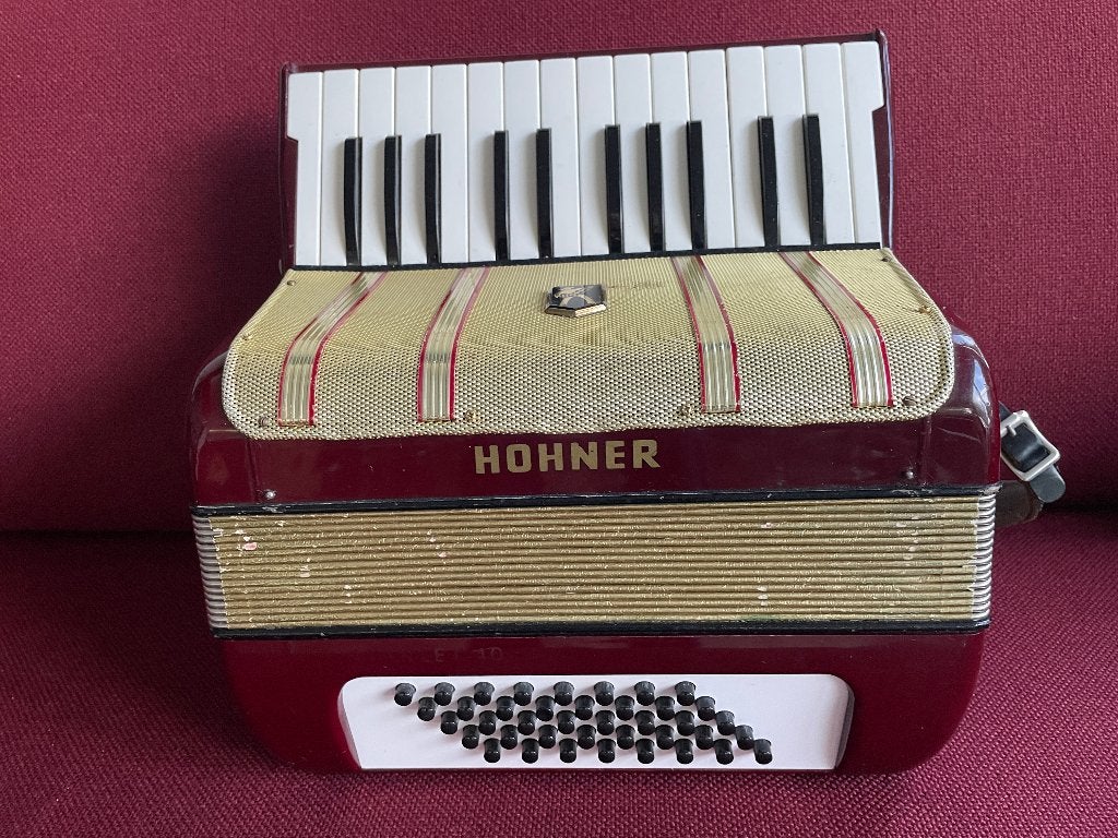 Kleine duitse Hohner Starlet accordeon . 40 bas .Licht ., Muziek en Instrumenten, Met koffer, Hohner, 48-bas, Gebruikt