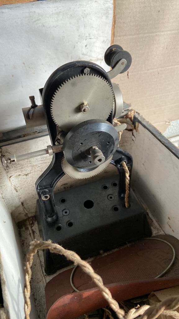 Oude projector in houten kistje, met film, Ophalen