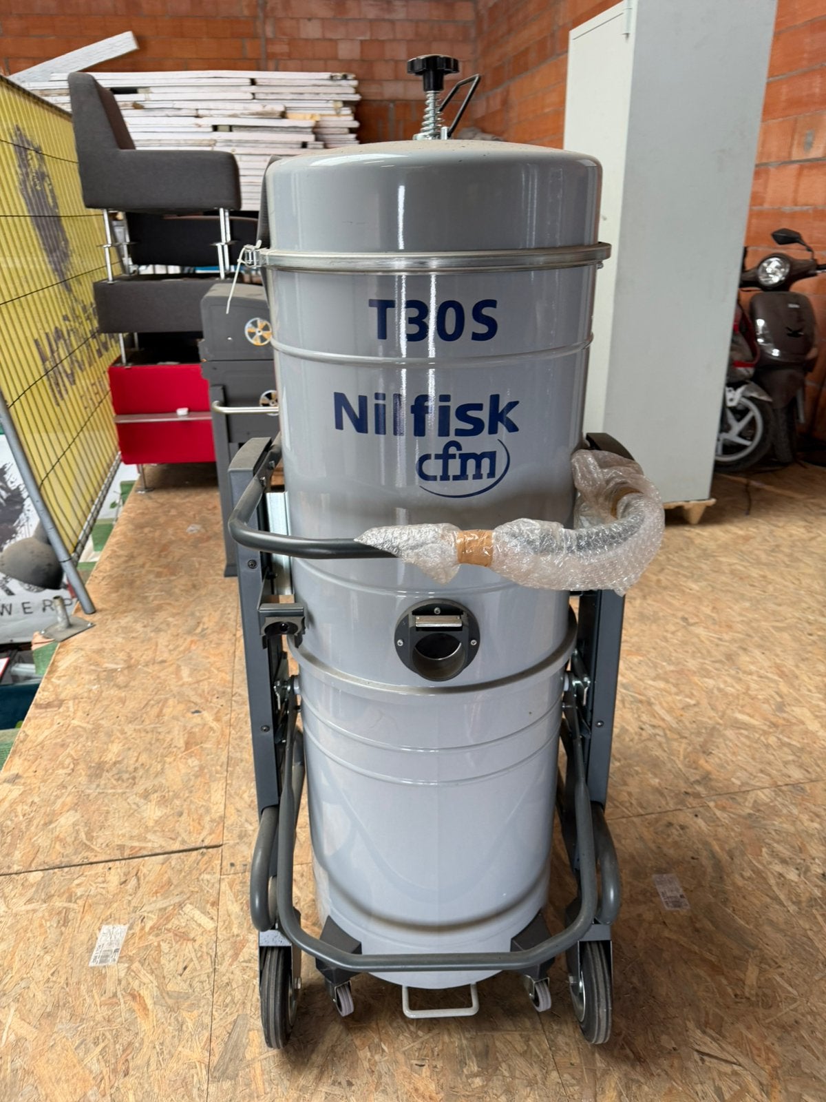 Nilfisk T30, Bricolage & Construction, Enlèvement, Comme neuf