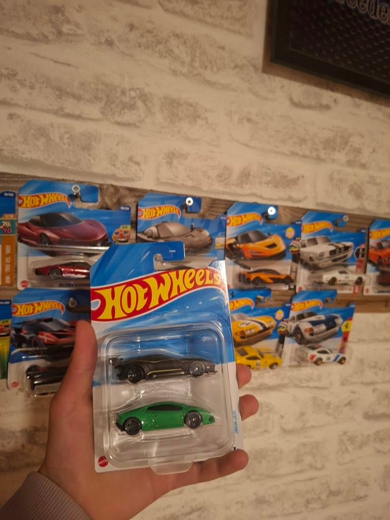 Pack de 2 Hotwheels avec Aston Martin et Lamborghini, Enlèvement