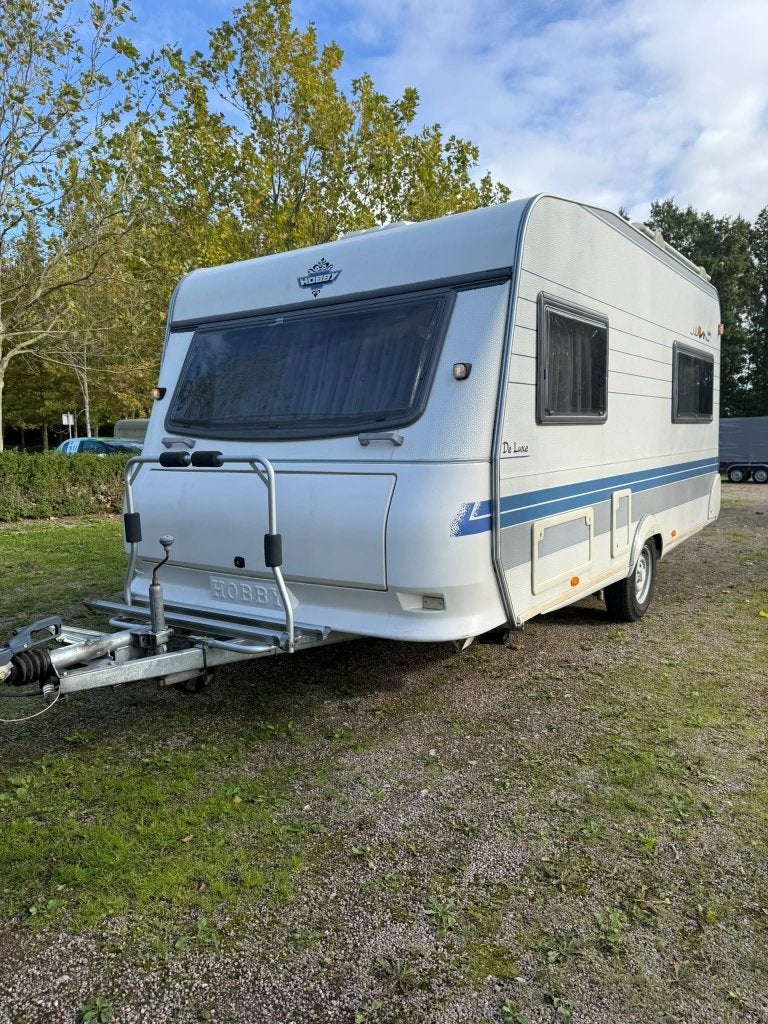 Hobby de Luxe 440 met voortent en keuring 2002, Caravans en Kamperen, Hobby, Reservewiel, Bedrijf, Treinzit