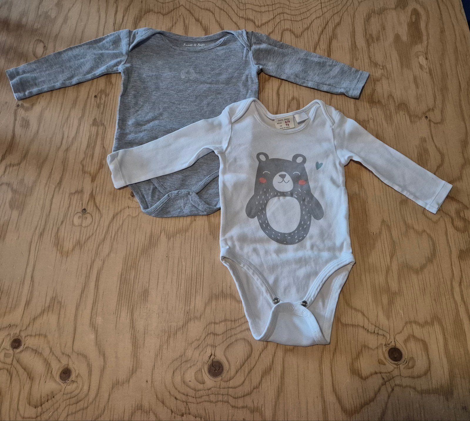 2 rompers met lange mouw en eentje met beertje - Maat 74/80, Ophalen of Verzenden, Zo goed als nieuw, Jongetje of Meisje, Nacht- of Onderkleding