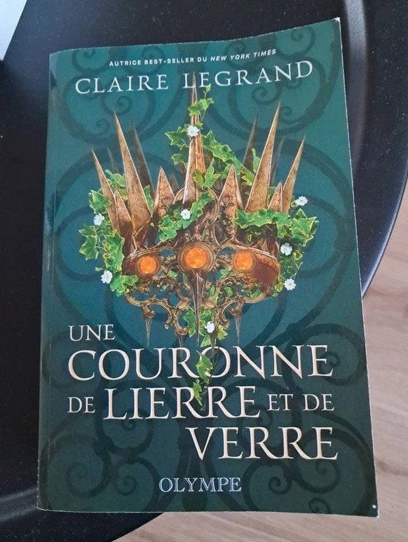 une couronne de lierre et de verre de "Claire Legrand", Enlèvement