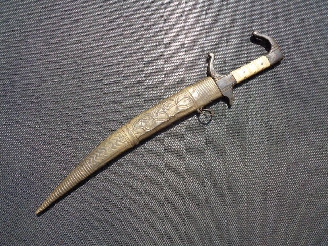 Antiek , kunst , handarbeid , met schede , L = 38 cm, Antiek en Kunst, Kunst | Niet-Westerse kunst, Wapen, 38 cm, Handgemaakt