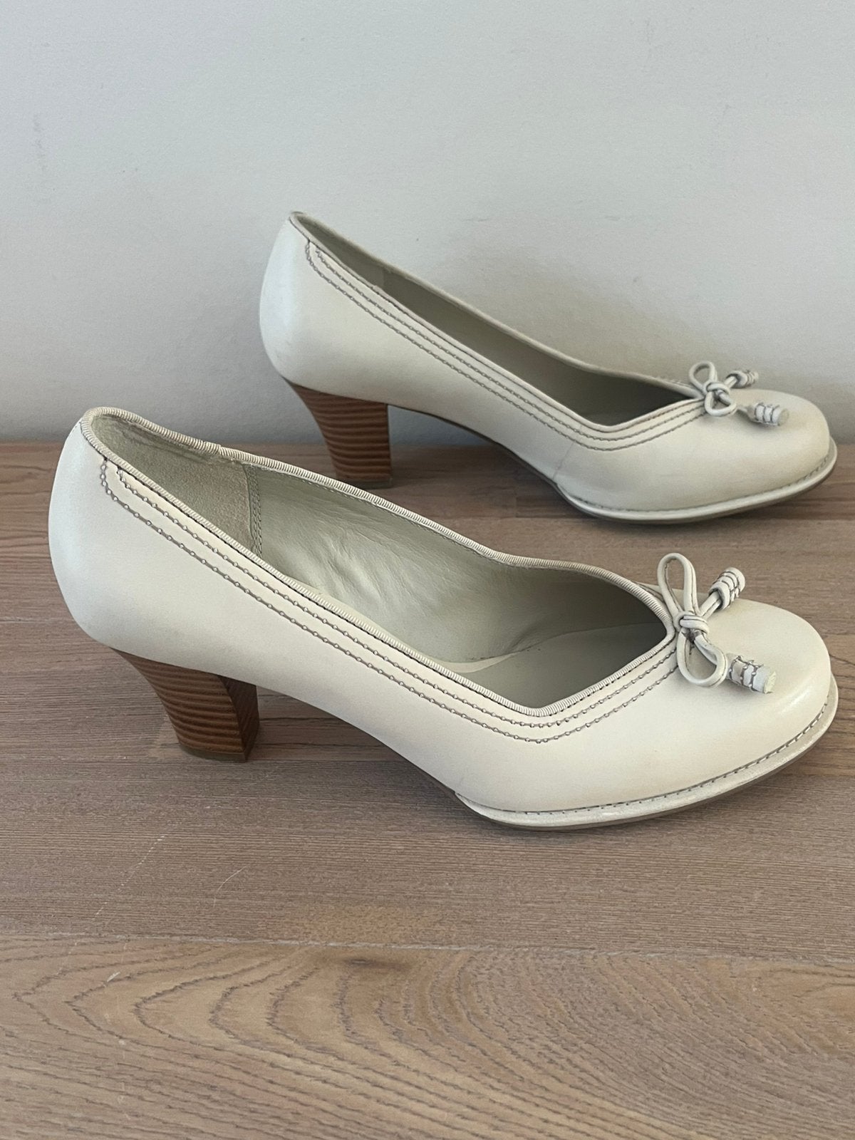Clarks pumps maat 40 met hak . schoenen in heel goede staat., Enlèvement ou Envoi, Comme neuf, Beige, Escarpins