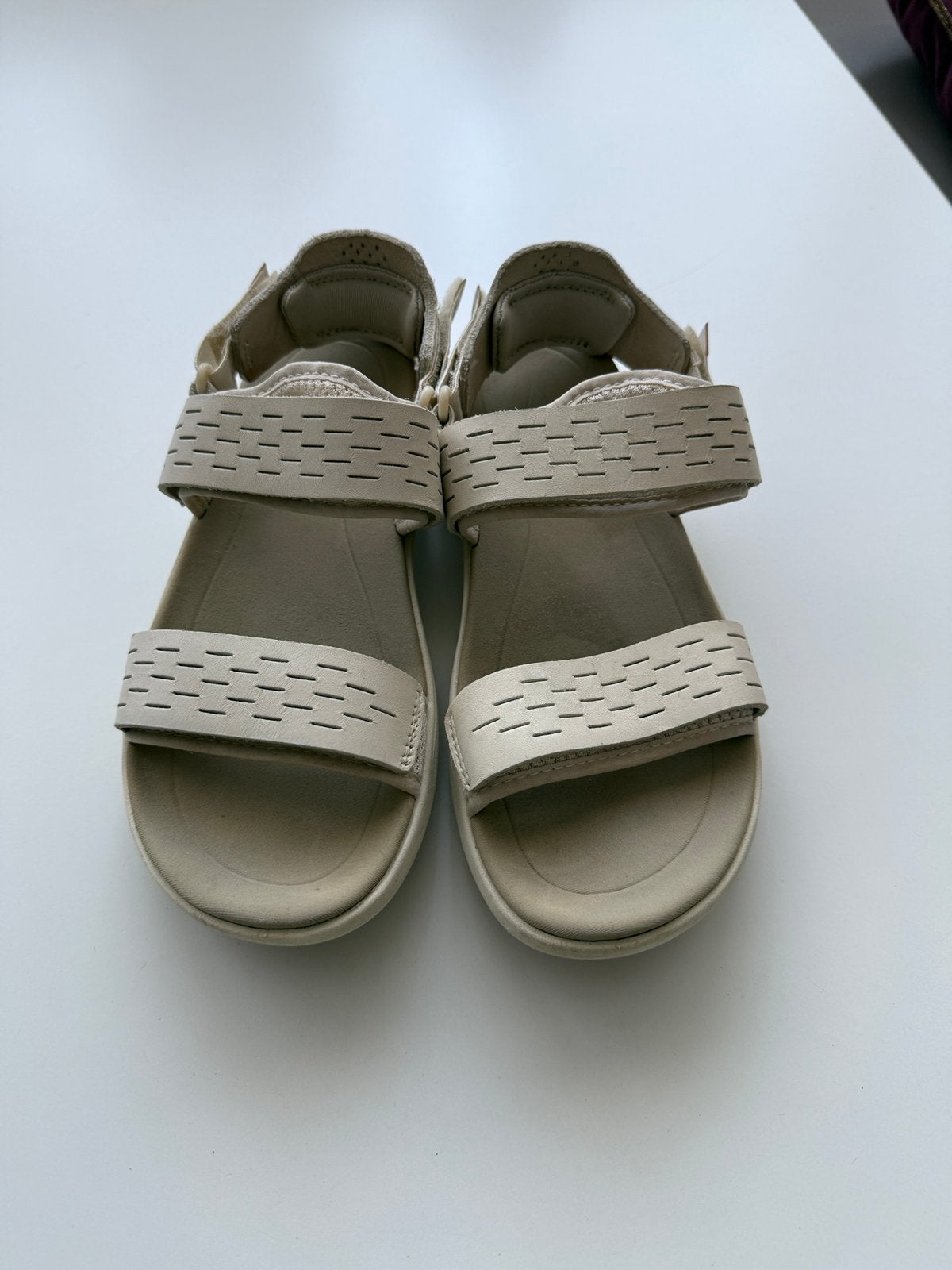 Teva sandalen maat 36, Vêtements | Femmes, Chaussures, Beige, Enlèvement, Porté, Sandales et Mûles