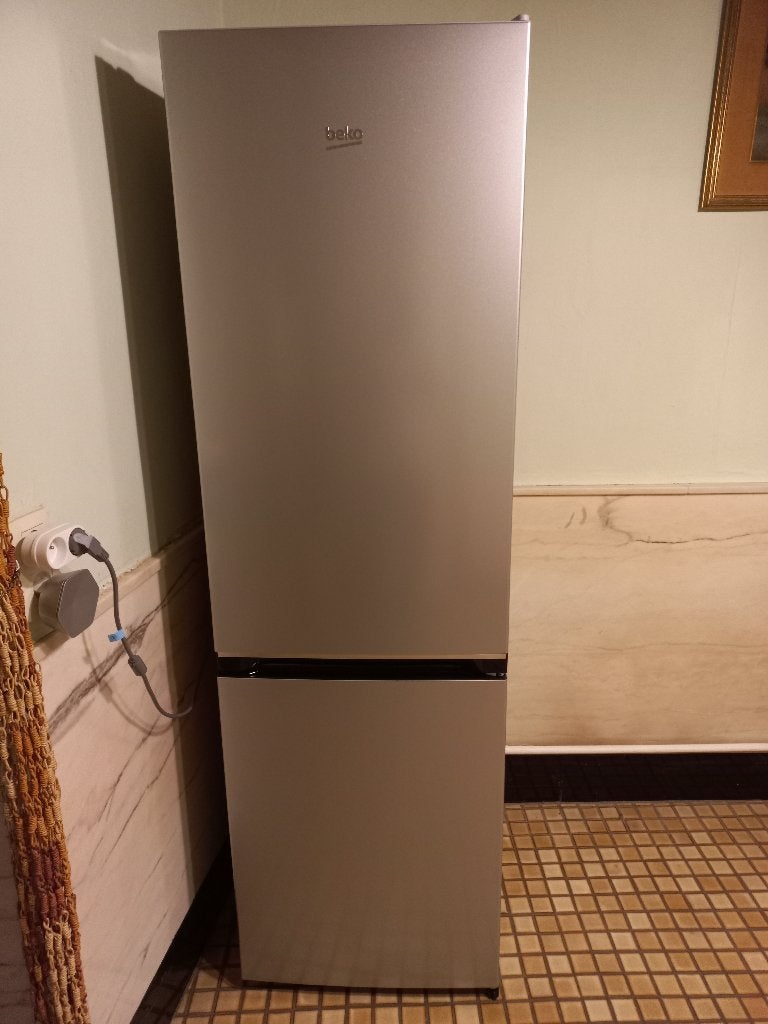 Koelkast-/diepvries combi BEKO - nieuw met 2 jaar waarborg., Elektronische apparatuur, Koelkasten en IJskasten, Ophalen, Nieuw