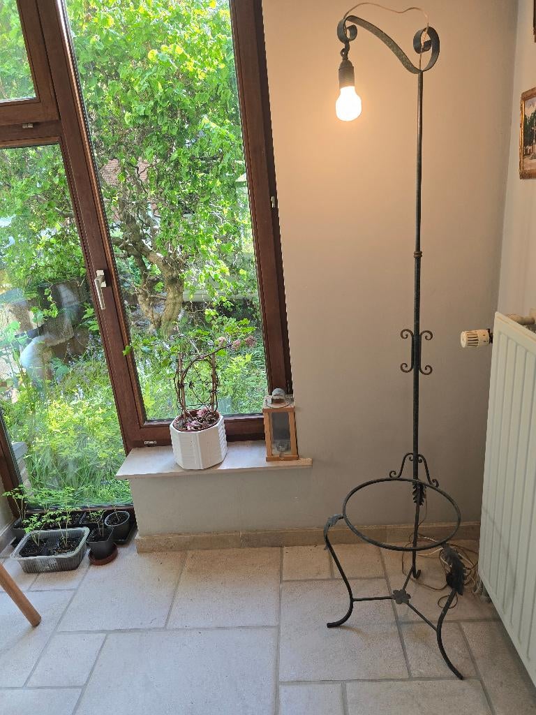 Ancien lampadaire en fer forgé noir, Enlèvement