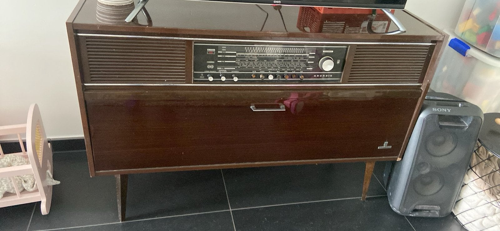 Radiokast Grundig met ingebouwe lp-speler, Ophalen