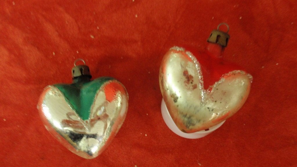 2 oude glazen kerstbal hartjes rood & groen, Diversen, Ophalen of Verzenden, Gebruikt