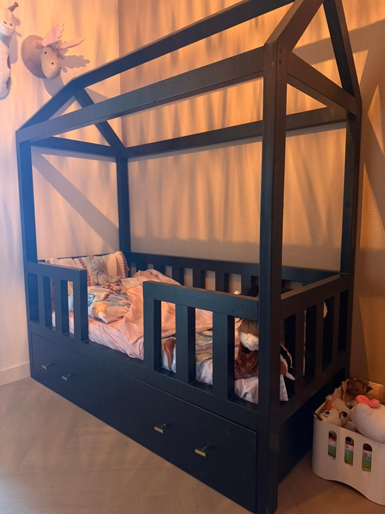 Massief houten peuterbed 170x80 huis Ikea matras en bodem., Kinderen en Baby's, Kinderkamer | Bedden, Ophalen, Zo goed als nieuw