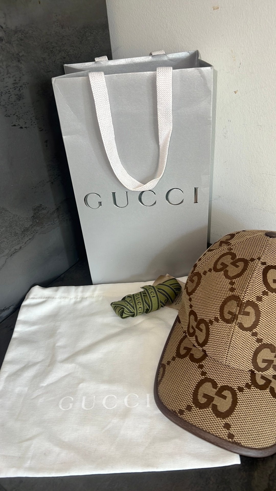 Gucci jumbo beige pet, Ophalen of Verzenden, Nieuw, 57 cm (M, 7⅛ inch) of minder, Pet