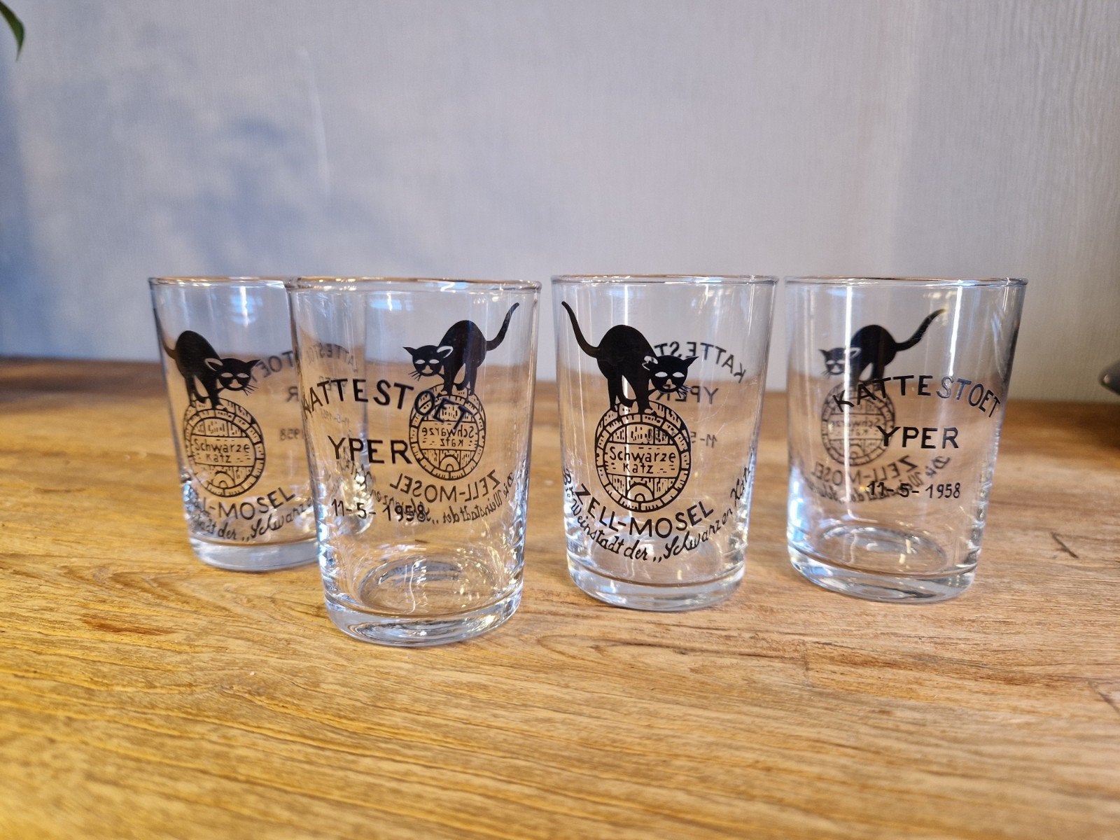 4 oude glazen Ieper kattestoet Yper 1958, Verzamelen, Glas en Drinkglazen, Ophalen of Verzenden