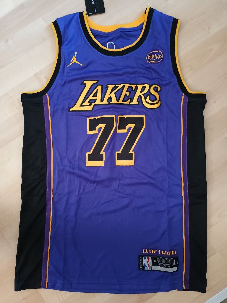 Los Angeles Lakers Jersey Doncic maat: S, Sports & Fitness, Enlèvement ou Envoi, Neuf, Vêtements