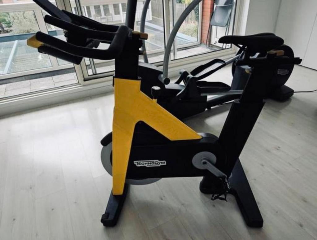 TECHNOGYM SPINNING BIKE ZIE AL MIJN ZOEKERTJES, Enlèvement ou Envoi, Comme neuf