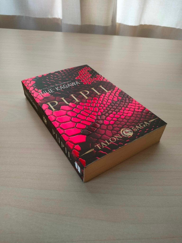 Pupil - Talon Saga deel 1, Ophalen of Verzenden, Zo goed als nieuw, Julie Kagawa