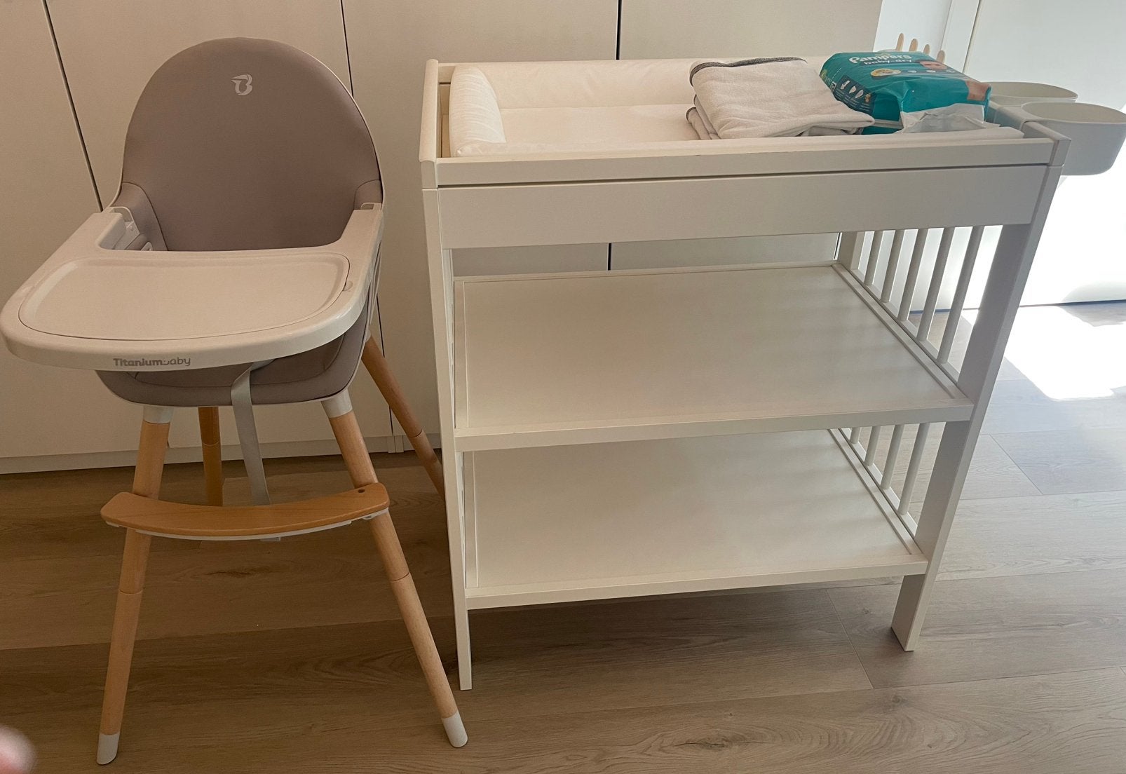 Verzorgingstafel +kinderstoel + volledig pak pampers, Kinderen en Baby's, Kinderkamer | Commodes en Kasten, Ophalen, Zo goed als nieuw