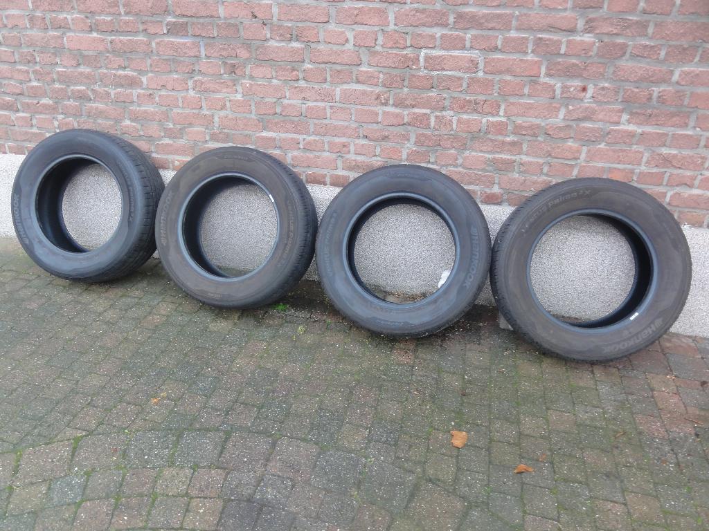 Hankook banden in prima staat 215/65/17 alle 4 vr  85 euro, Auto-onderdelen, Banden en Velgen, Ophalen, 17 inch, Band(en), Zomerbanden