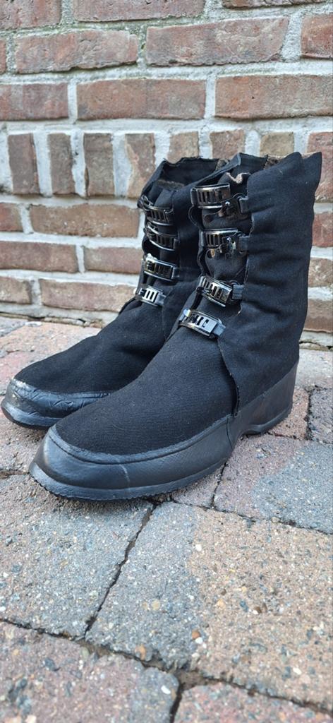 Overshoes US, Enlèvement