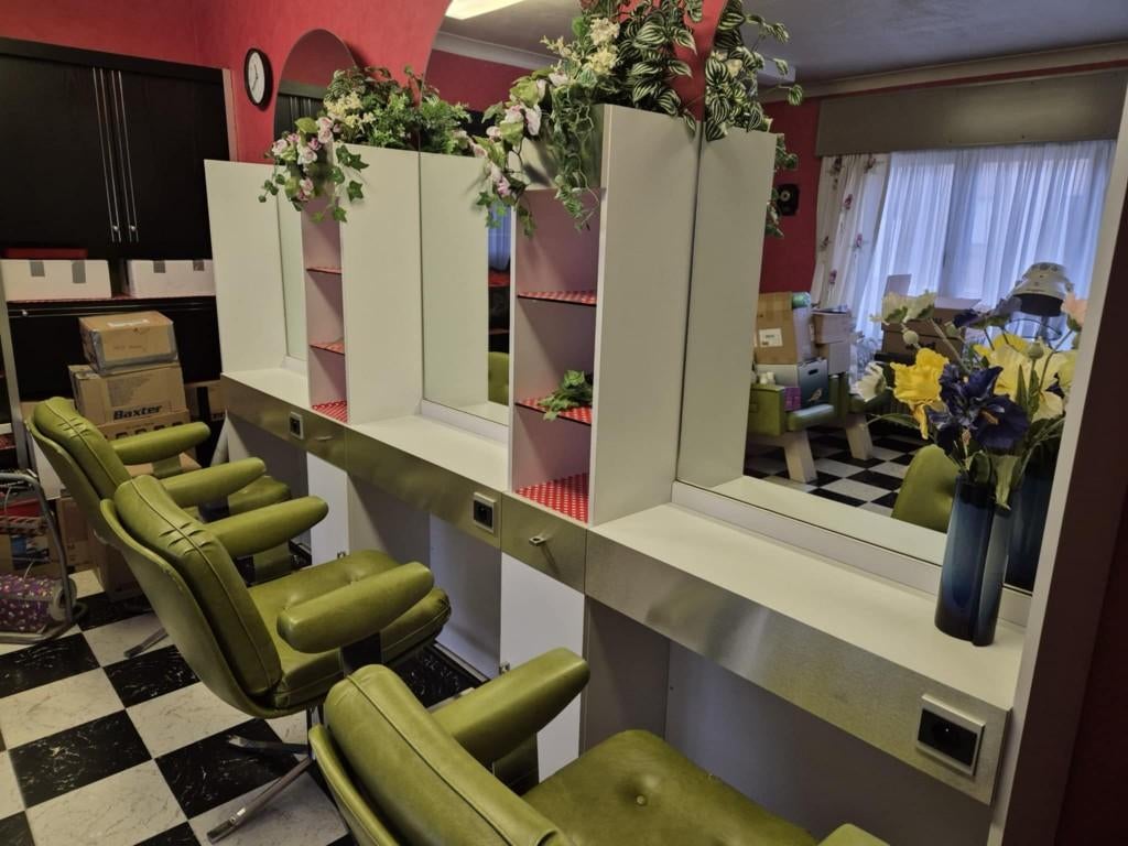 Authentieke Retro Kapsalon te Koop