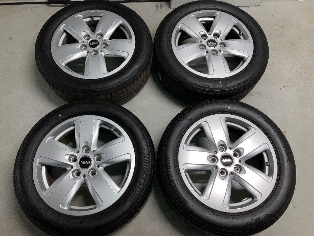 Originele 16 inch velgen met zomerbanden Mini Clubman F54, Auto-onderdelen, Banden en Velgen, Ophalen, Gebruikt, 16 inch, Banden en Velgen