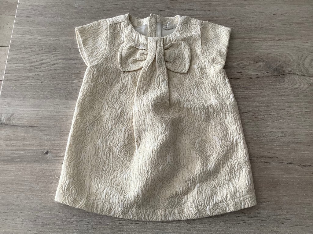 Baby meisje's gouden kleedje met strik (Maat 74), Kinderen en Baby's, Cuddles & smile, Meisje, Jurkje of Rokje, Ophalen of Verzenden