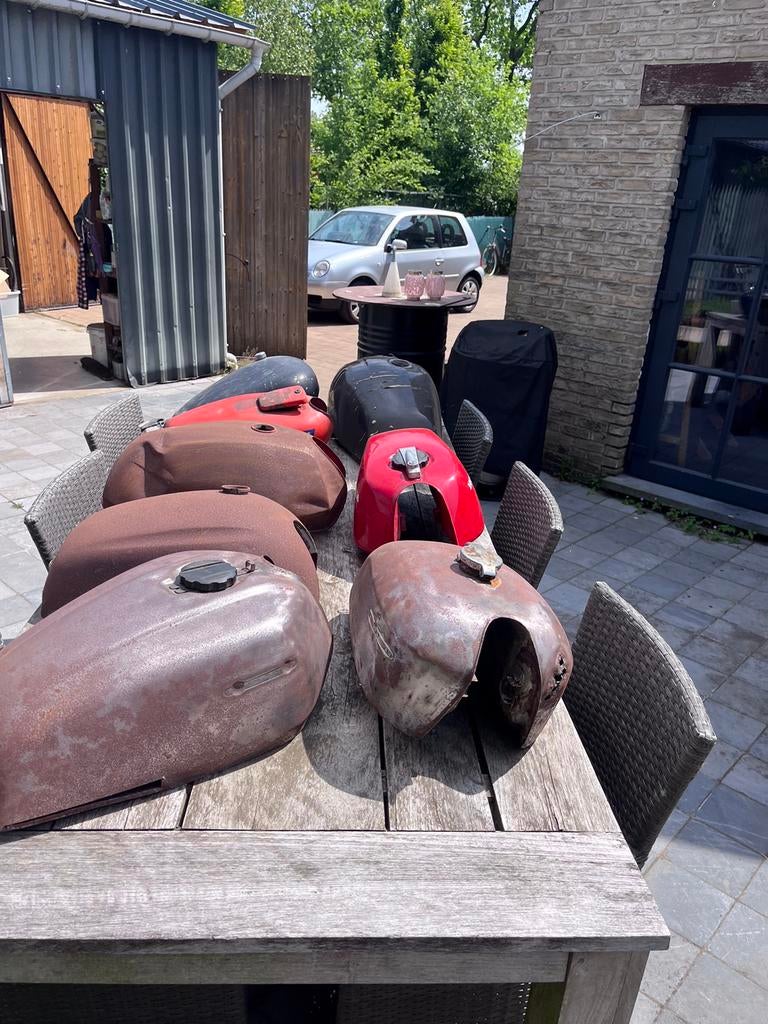 Lot bezinetanks, Motoren, Ophalen