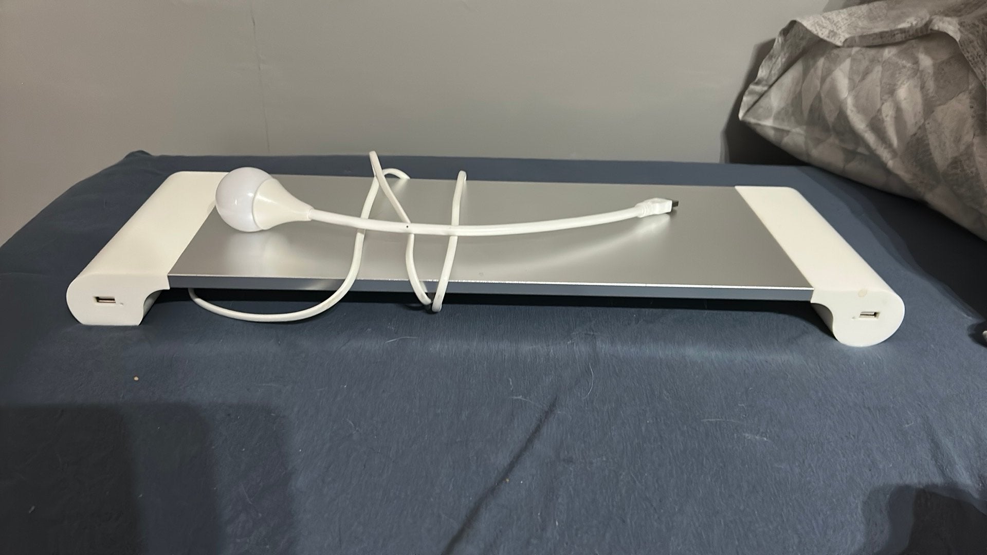 Verhoog computer/computerscherm met extra oplaadpoorten, Elektronische apparatuur, Ophalen, Zo goed als nieuw
