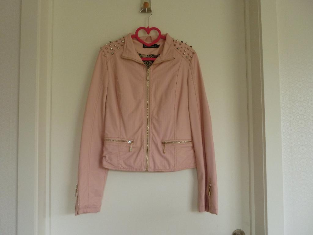 Roze PU jas met grote strassstenen van Maia Hemera Maat M, Vêtements | Femmes, Enlèvement ou Envoi, Taille 38/40 (M), Rose