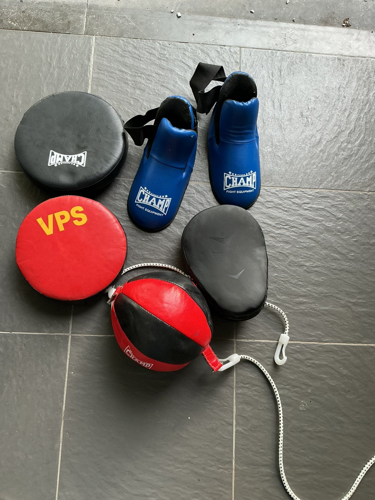 Lot matériel de boxe / pieds-poings : protège-pieds Champ….., Sport en Fitness, Ophalen of Verzenden, Gebruikt