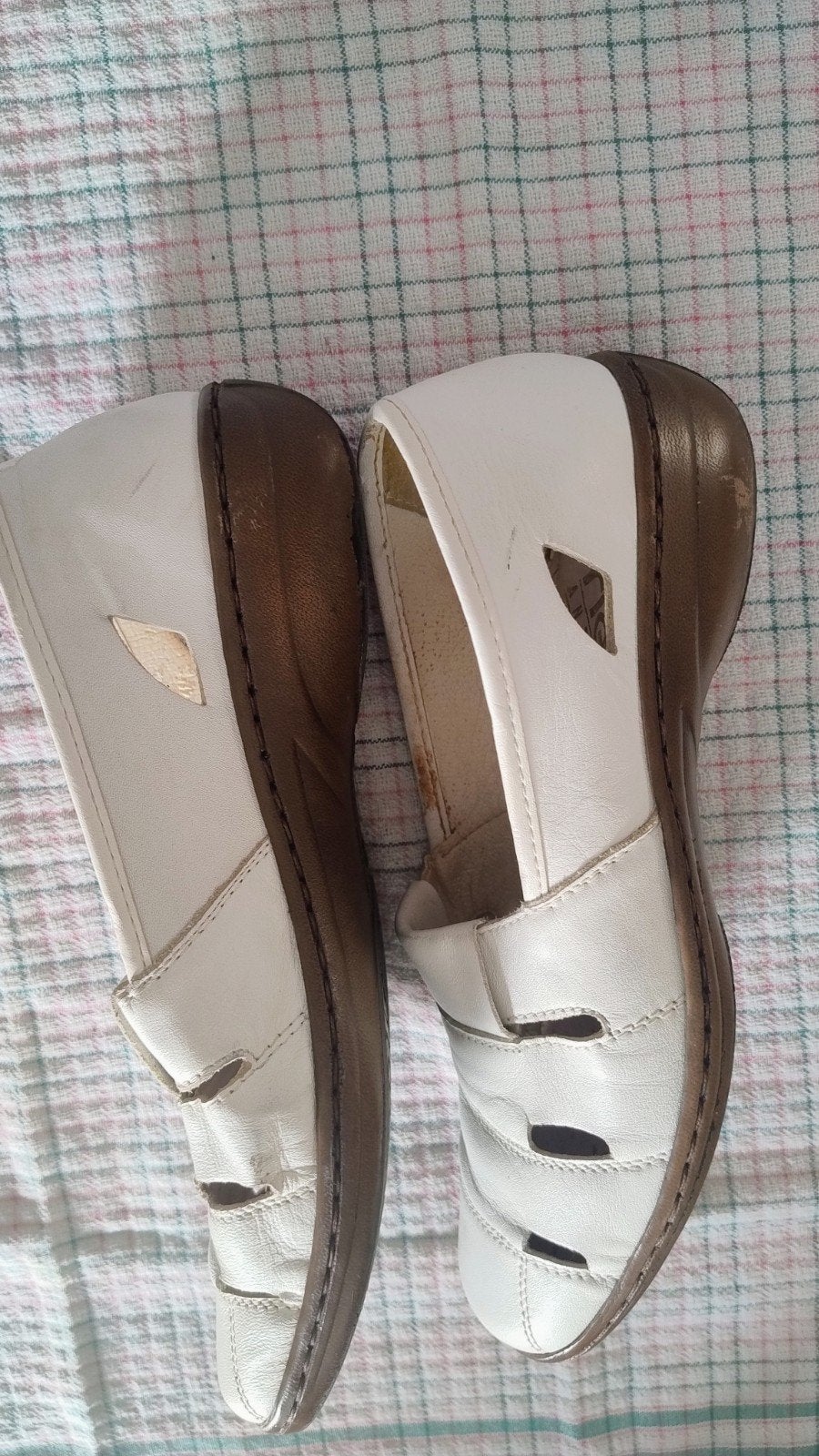 Mocassins blancs, Enlèvement ou Envoi, Blanc