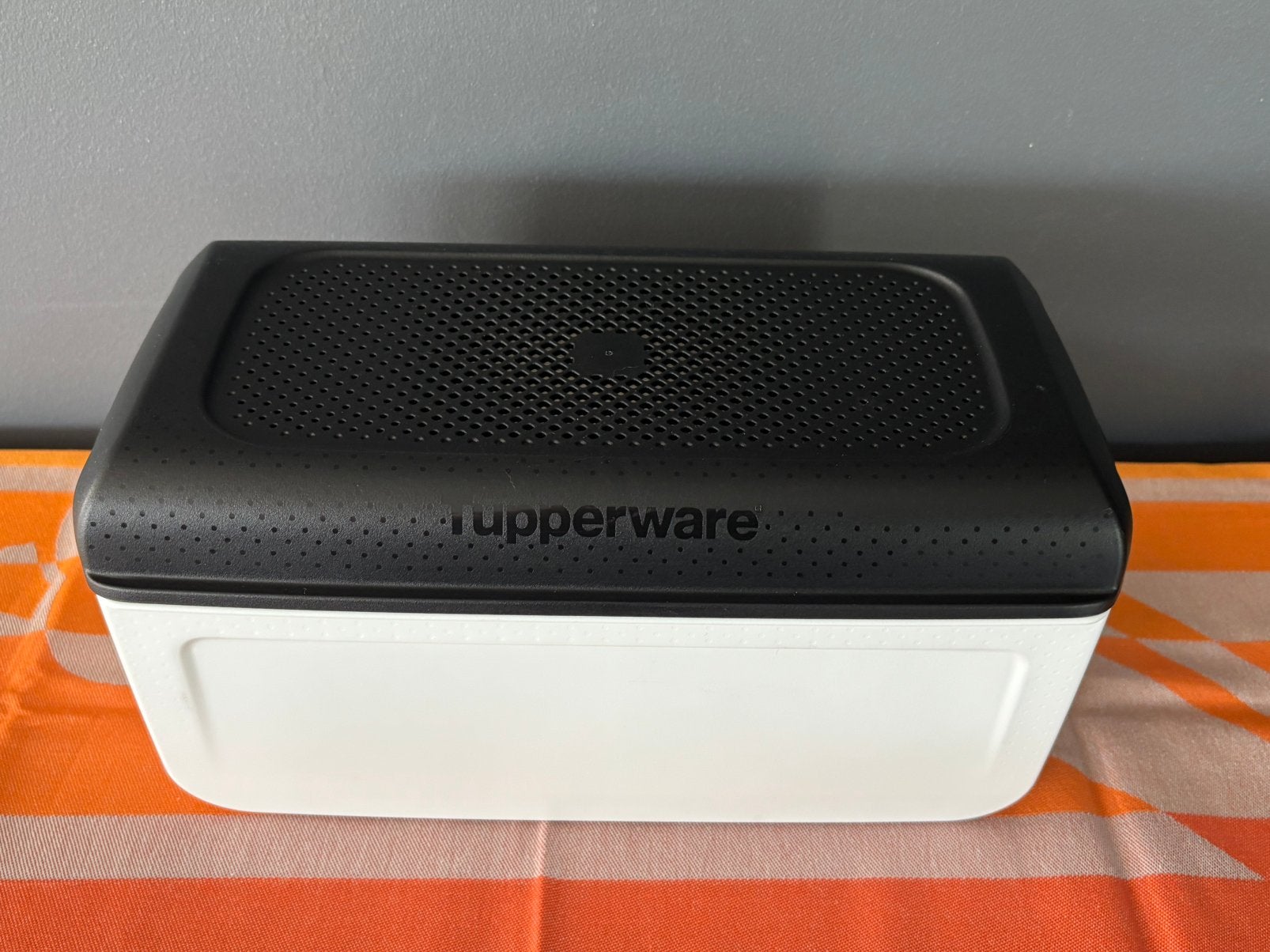 TUPPERWARE  boite a pain tartine blanc et noir, bakery Box, Maison & Meubles, Cuisine| Tupperware, Enlèvement ou Envoi, Neuf, Blanc