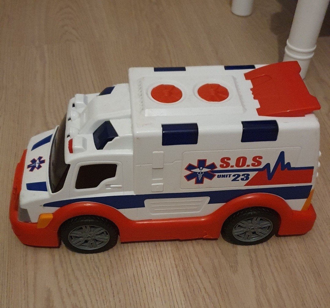 Grote ziekenwagen met licht en geluid, Ophalen